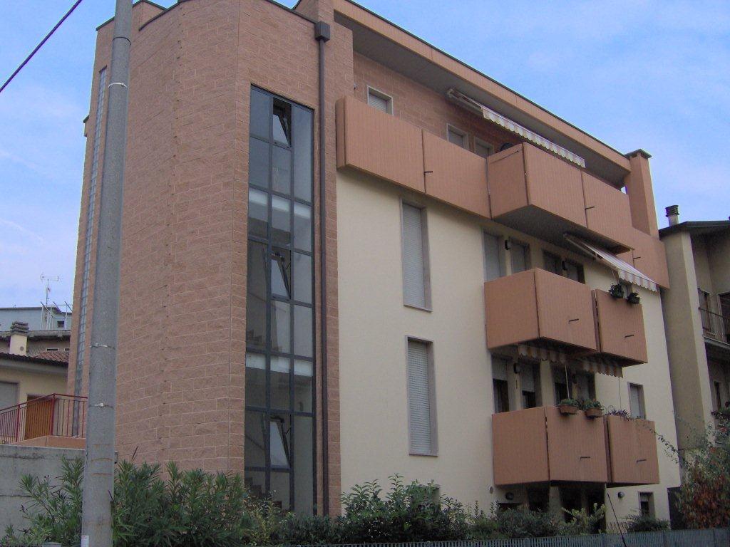 Zona ferrovieri, su piccolo contesto di recente costruzione, mini ... Soggiorno angolo cottura piccolo