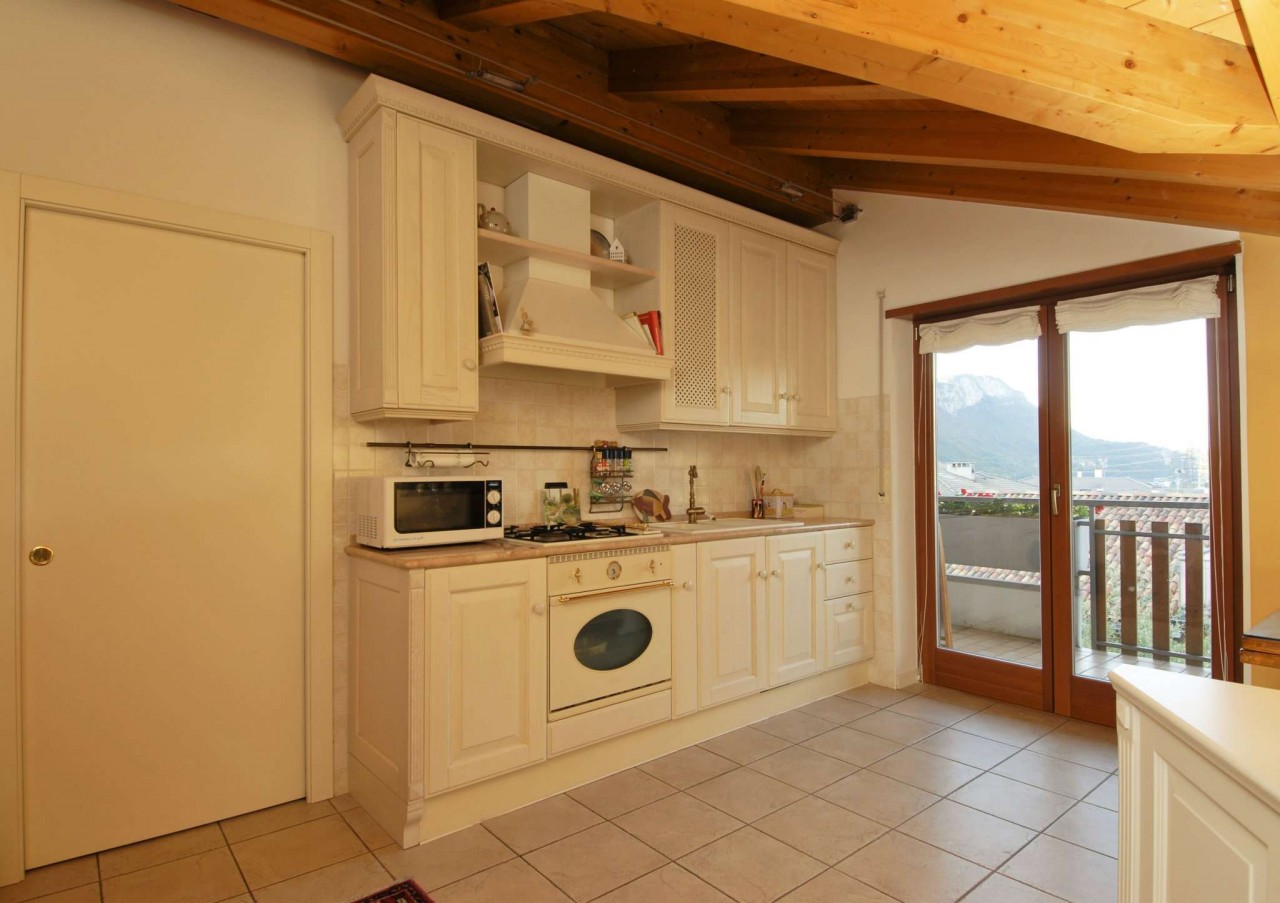Ravina in palazzina di recente costruzione, miniappartamento ... Bagno con travi a vista