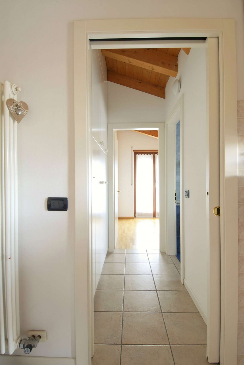 Ravina in palazzina di recente costruzione, miniappartamento ... Bagno con travi a vista