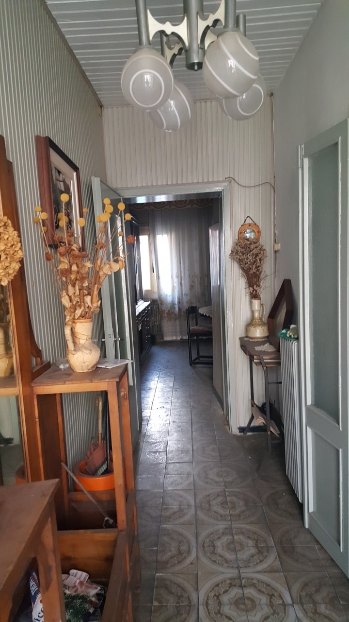 Casa accostata completamente da ristrutturare disposta in due piani ... Cucine da ristrutturare