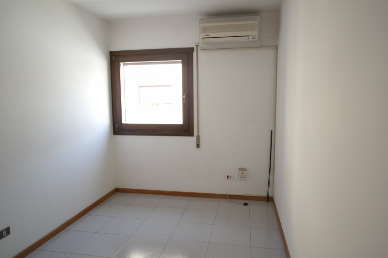 Ufficio - Loc.Com. VICENZA affitto  Viale Verona VIALE VERONA MODO IMMOBILIARE di Asset Immobiliare snc di Valente Eleonora Alessandra & C.