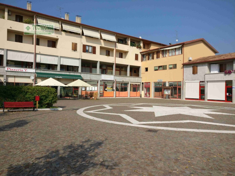 Affitto attività commerciale Piazza Della Comunita zona Marano di Valpolicella - Centro a Marano Di Valpolicella (VR) 200 mq