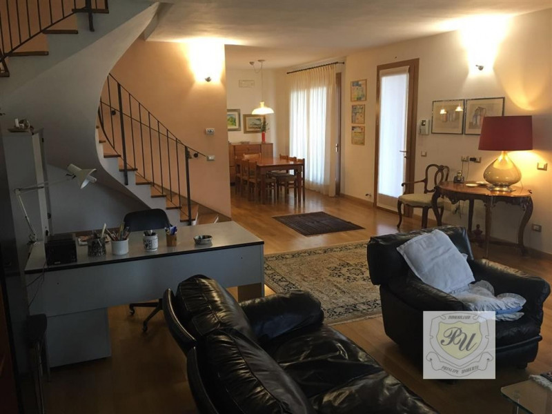Villa Unifamiliare - Indipendente ESTE vendita   Via P. Umberto Immobiliare Principe Umberto