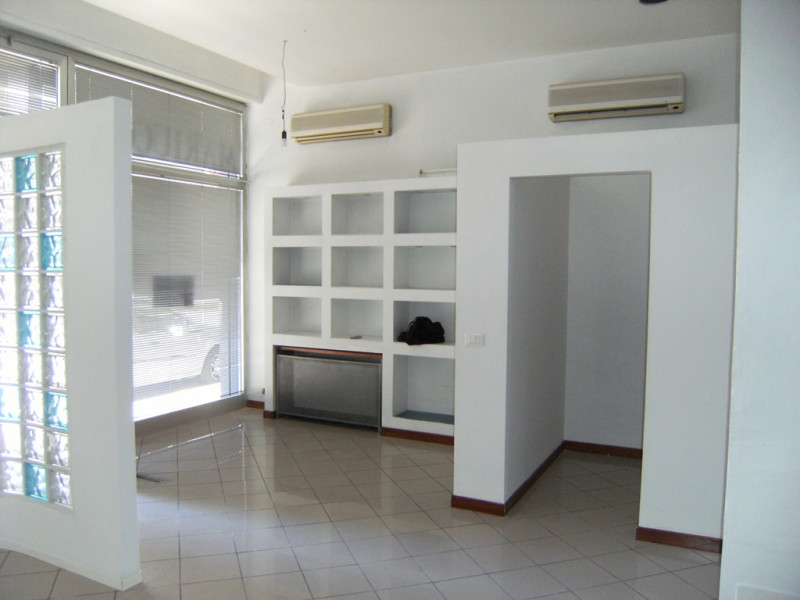 Negozio - Loc.Com. VICENZA affitto  San Felice piazzale giusti AGENZIA VICENZA sas di Marchetti Francesco via legione antonini