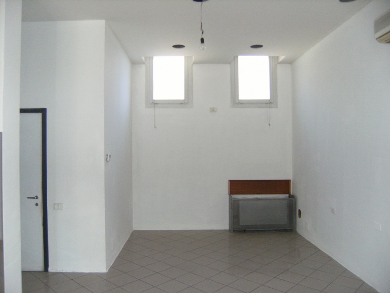 Negozio - Loc.Com. VICENZA affitto  San Felice piazzale giusti AGENZIA VICENZA sas di Marchetti Francesco via legione antonini