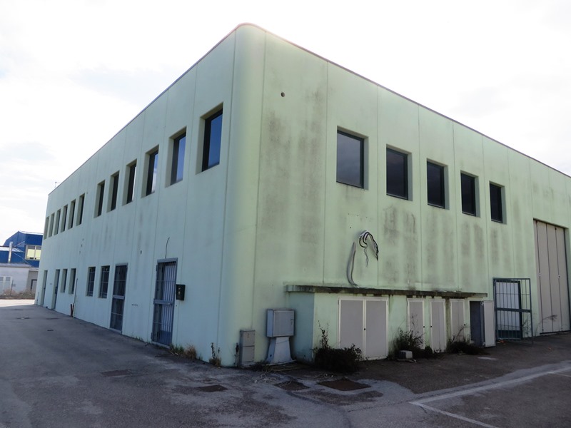 Vendita magazzino - capannone in buone condizioni Via Santa Maria In Potenza zona Quartiere Sud - Santa Maria in Potenza a Porto Recanati (MC) 336 mq