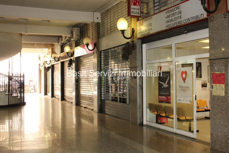Negozio - Loc.Com. ROMA affitto  Tuscolano Via Tuscolana Basit Servizi Immobiliari Srl