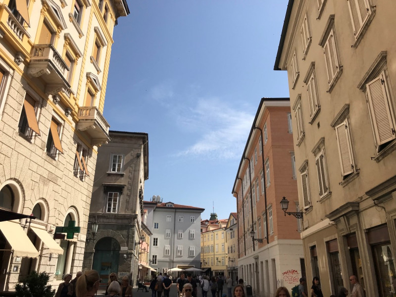 Negozio - Loc.Com. TRIESTE affitto  Centro Storico Piazza Cavana URBAN REAL ESTATE S.R.L.