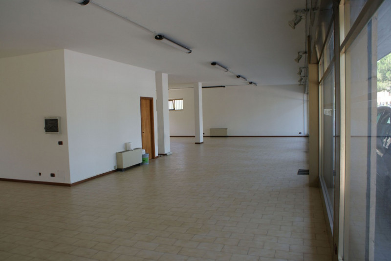 Negozio - Loc.Com. VICENZA affitto  Ferrovieri via vaccari AGENZIA VICENZA sas di Marchetti Francesco via legione antonini