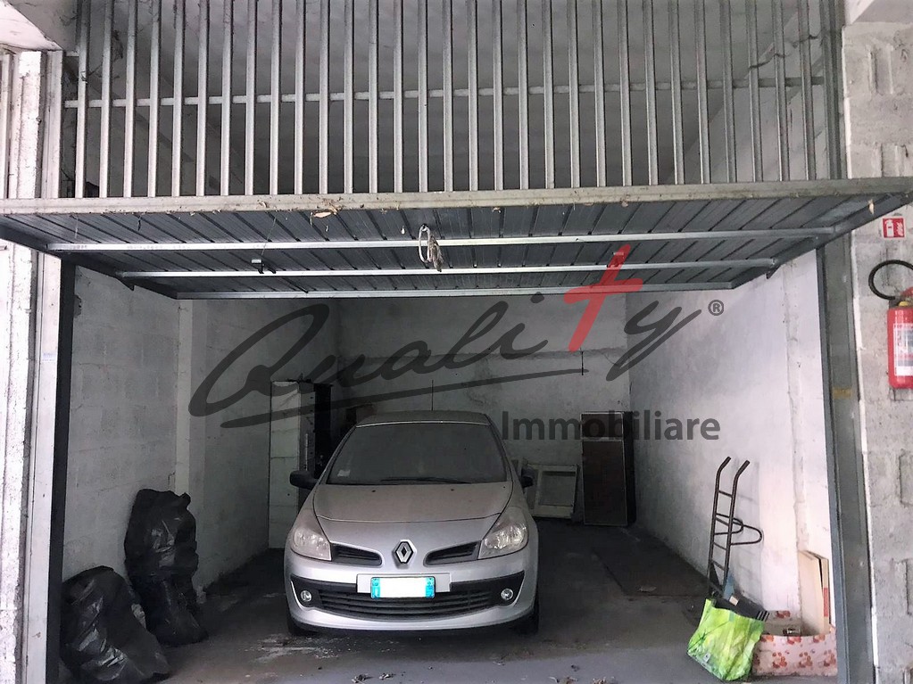 Centocelle Via Delle Palme Doppio Box Auto Di 35 Mq Rif