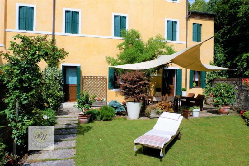 Stabile intero - Palazzo ESTE vendita  Este via principe umberto 54/b Immobiliare Principe Umberto