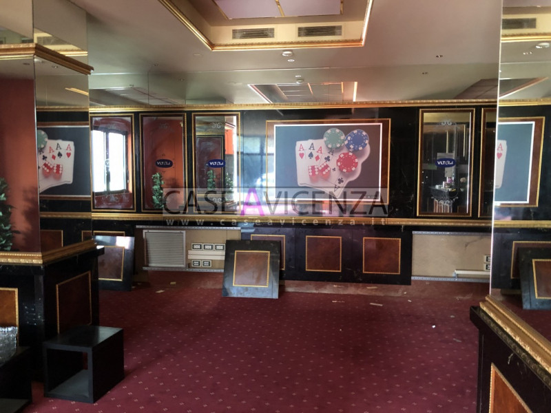 Negozio - Loc.Com. VICENZA affitto  Vicenza - Centro VIA SALVI Agenzia Immobiliare CASEAVICENZA