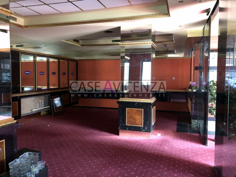 Negozio - Loc.Com. VICENZA affitto  Vicenza - Centro VIA SALVI Agenzia Immobiliare CASEAVICENZA