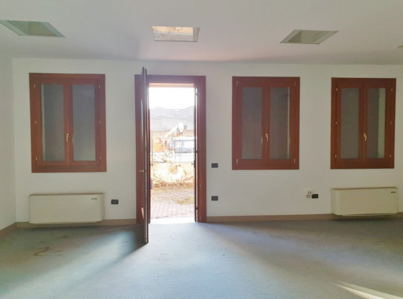 Negozio - Loc.Com. VICENZA affitto  San Felice SAN FELICE AGENZIA VICENZA sas di Marchetti Francesco via legione antonini