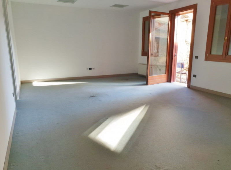 Negozio - Loc.Com. VICENZA affitto  San Felice SAN FELICE AGENZIA VICENZA sas di Marchetti Francesco via legione antonini