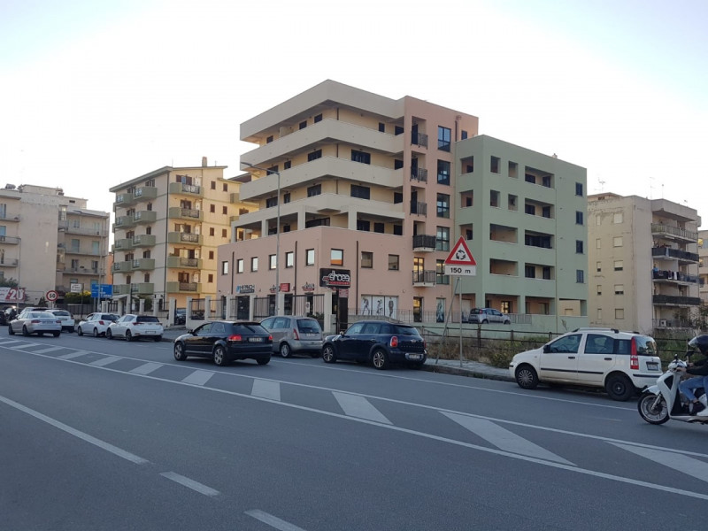 Affitto attività commerciale Strada Statale 106 zona Reggio Calabria a Reggio Di Calabria (RC) 355 mq