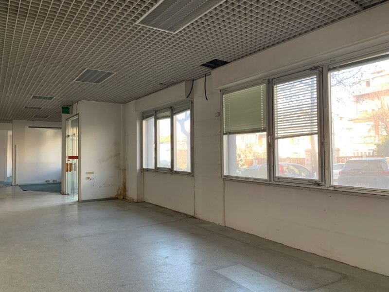 Affitto attività commerciale Via Cumano 7 zona Semicentro a Trieste (TS) 330 mq