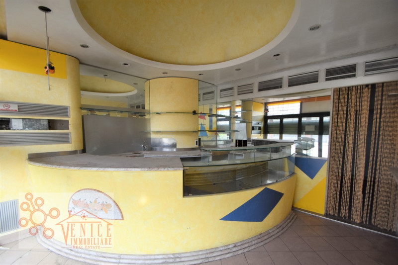 Negozio - Loc.Com. VENEZIA affitto  Mestre piazzale candiani Venice Immobiliare S.r.l.s.