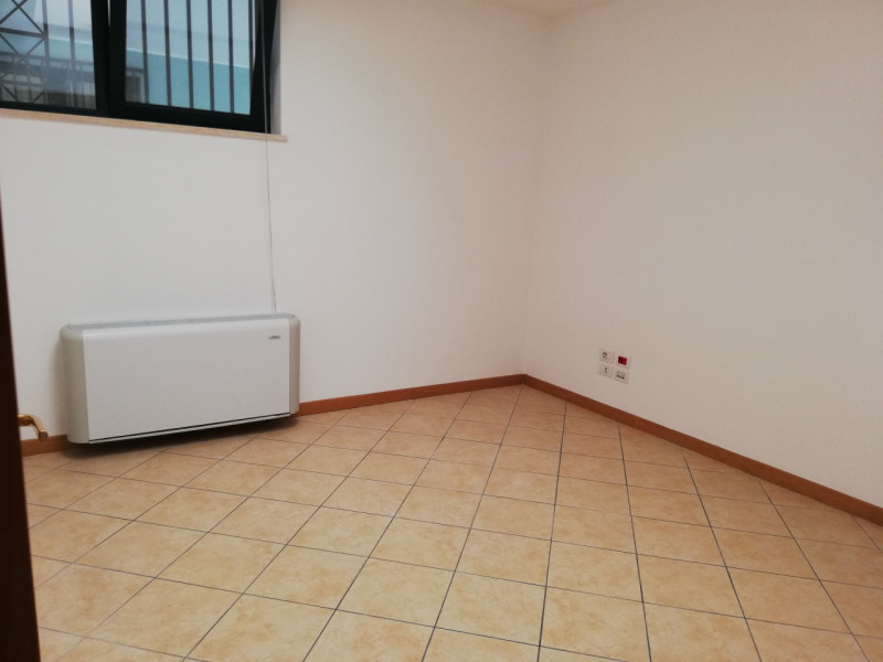 Ufficio - Loc.Com. TERNI affitto  Semicentro Via Bramante RM L