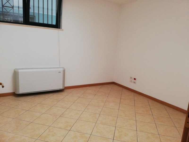 Ufficio - Loc.Com. TERNI affitto  Semicentro Via Bramante RM L