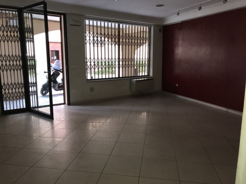 Negozio - Loc.Com. PADOVA affitto  Centro Storico VIA ALTINATE SZ Affari immobiliari