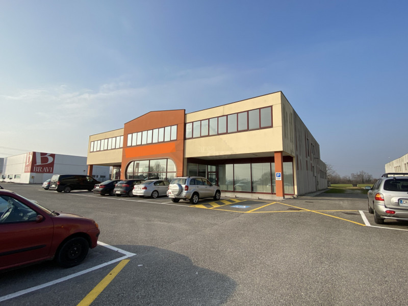 Vendita attività commerciale in buone condizioni Via Quarto Genova zona Pozzuolo del Friuli a Pozzuolo Del Friuli (UD) 2.000 mq