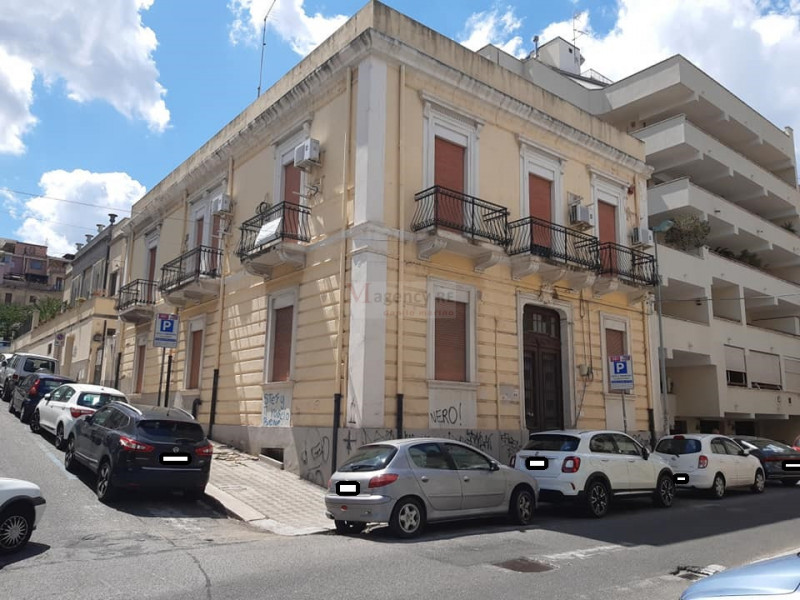 Vendita stabile / palazzo in buone condizioni 57 Via Demetrio Tripepi zona Reggio Calabria - Centro a Reggio Di Calabria (RC) 700 mq