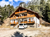 appartamento in vendita Auronzo di Cadore foto 009__esterno_con_furgone.jpg